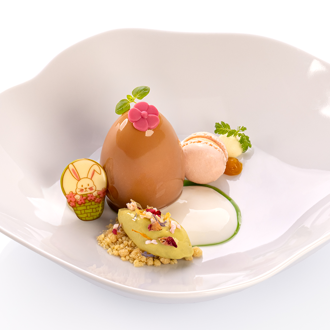 Easter Dessert with egg-shape monoportion