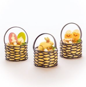 Easter dessert – baskets with bunnies